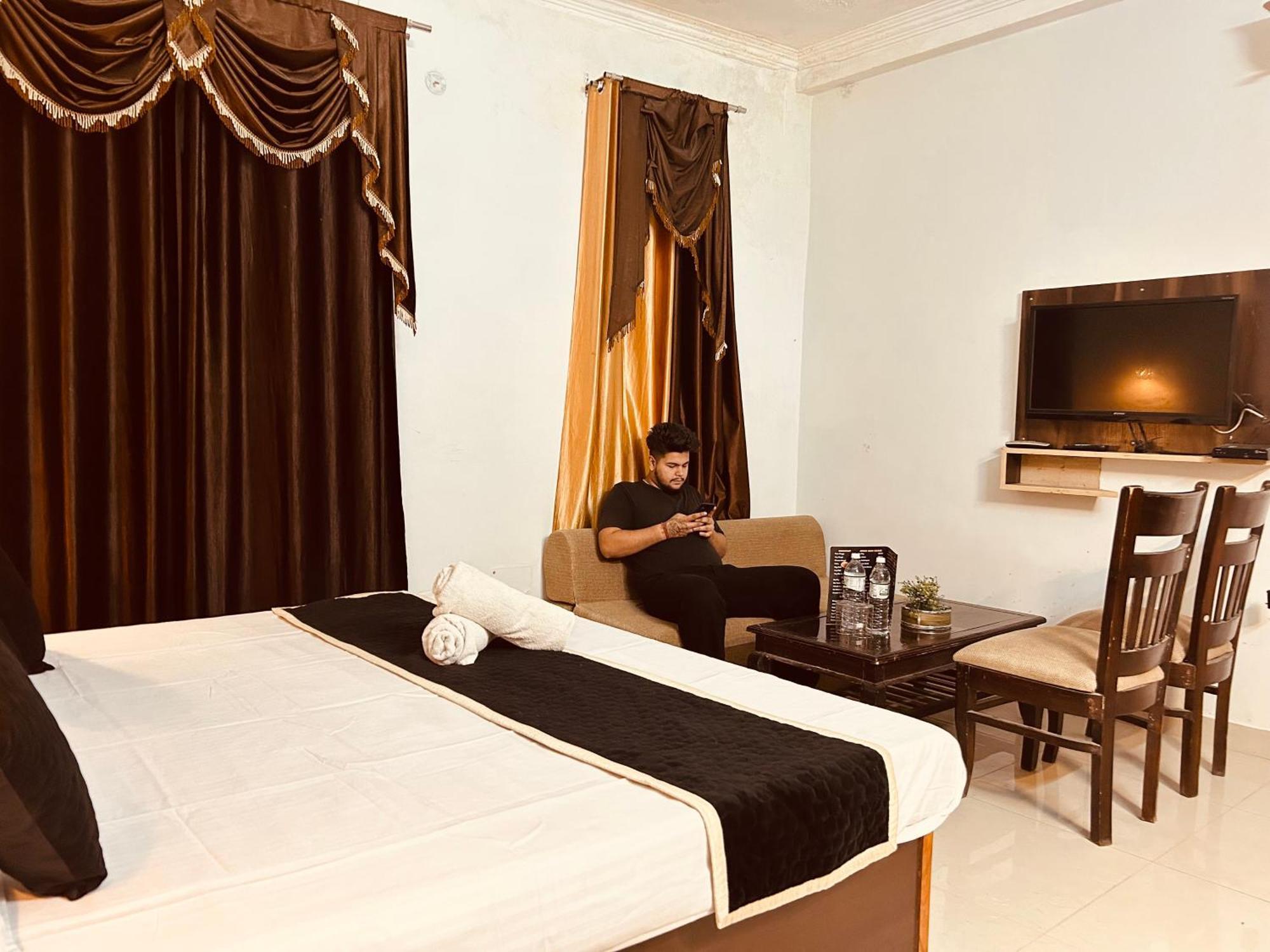 The For You Hotel & Restaurant Rishīkesh Εξωτερικό φωτογραφία