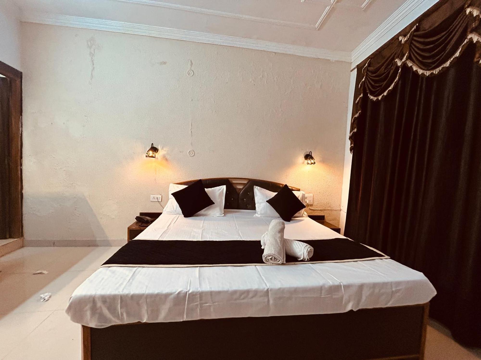 The For You Hotel & Restaurant Rishīkesh Εξωτερικό φωτογραφία